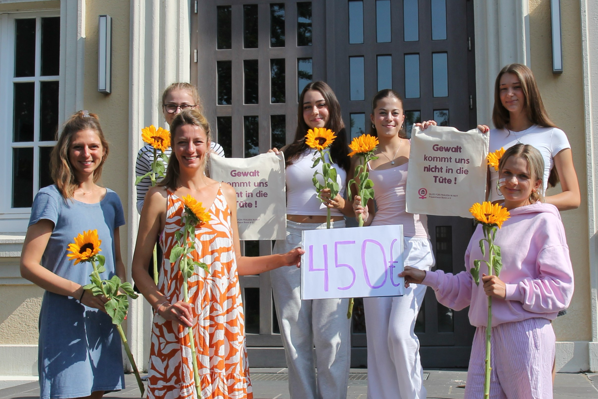 Scheckübergabe – St. Adelheid Gymnasium Bonn – Von Frauen für Frauen